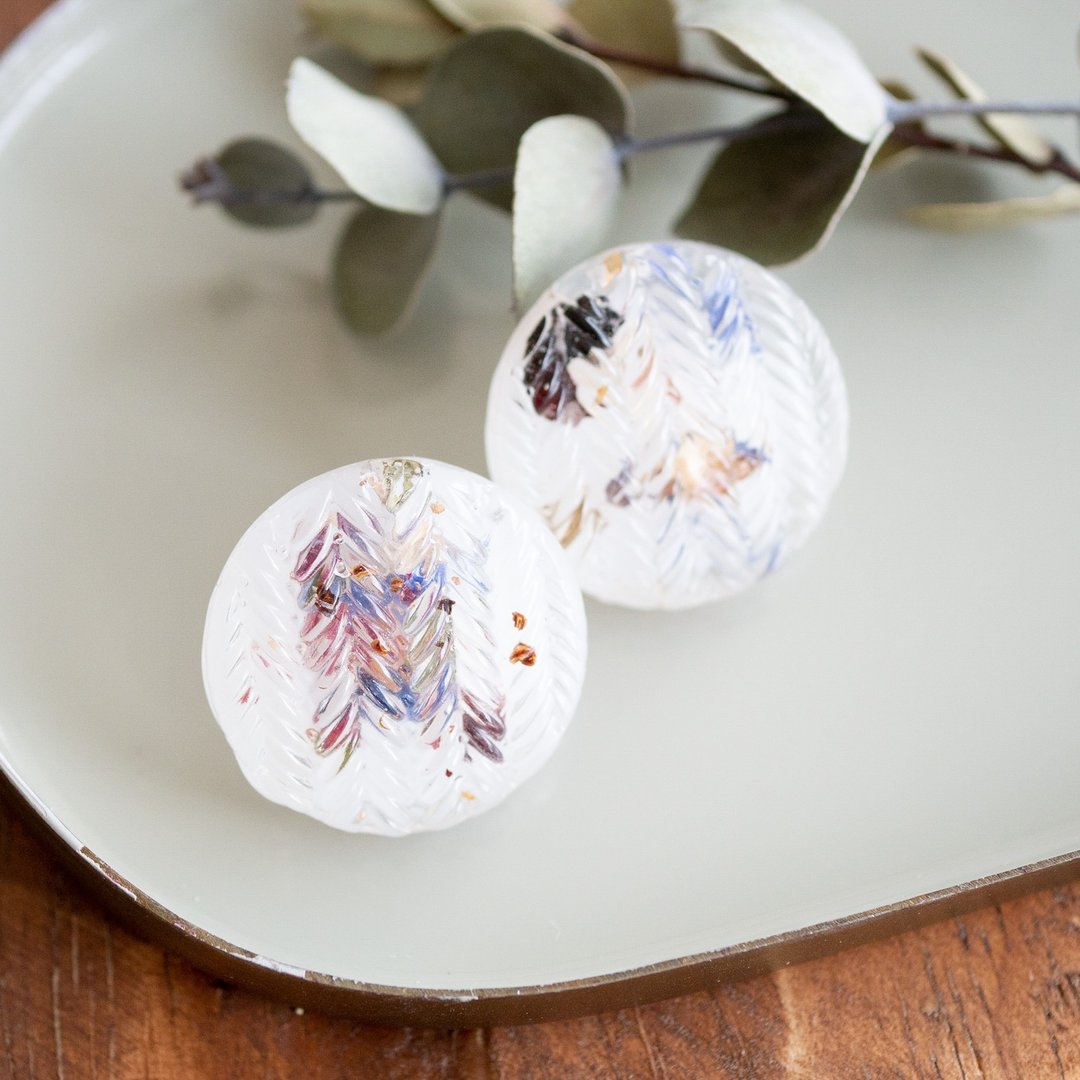 Knit Earrings with Cornflower Petals - 耳环/耳夹 - 树脂 白色