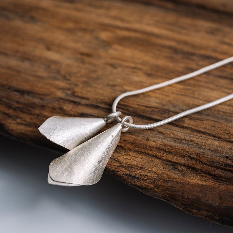 Two hanging Calla lily flowers handmade silver pendant necklace (N0120) - 项链 - 银 银色