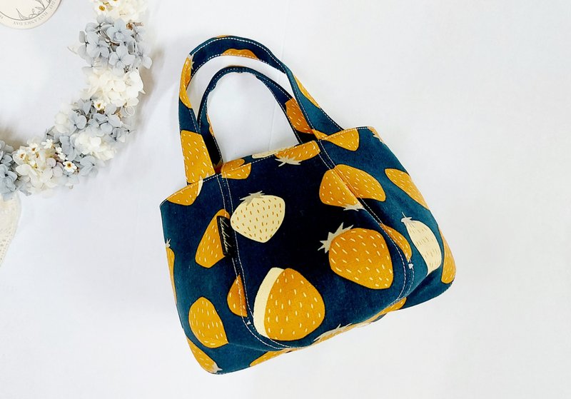 精致手作【南瓜包】南瓜手提包-手提袋-外出包-墨绿底草莓-礼物 - 手提包/手提袋 - 棉．麻 