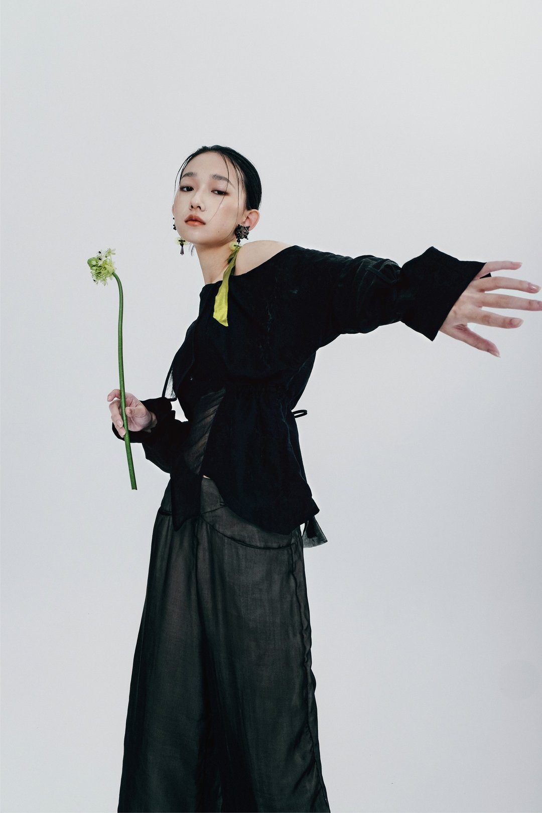 墨黑压纹花卉拼接镂空绑带上衣 - 女装上衣 - 丝．绢 黑色