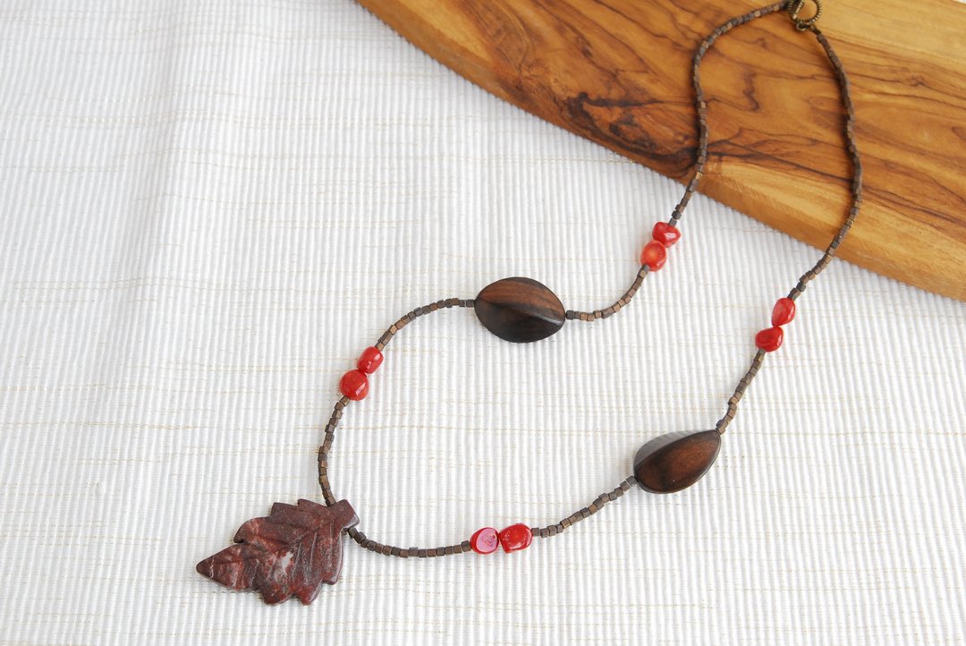 SALE Jasper leaf and red fruit necklace - 项链 - 半宝石 咖啡色