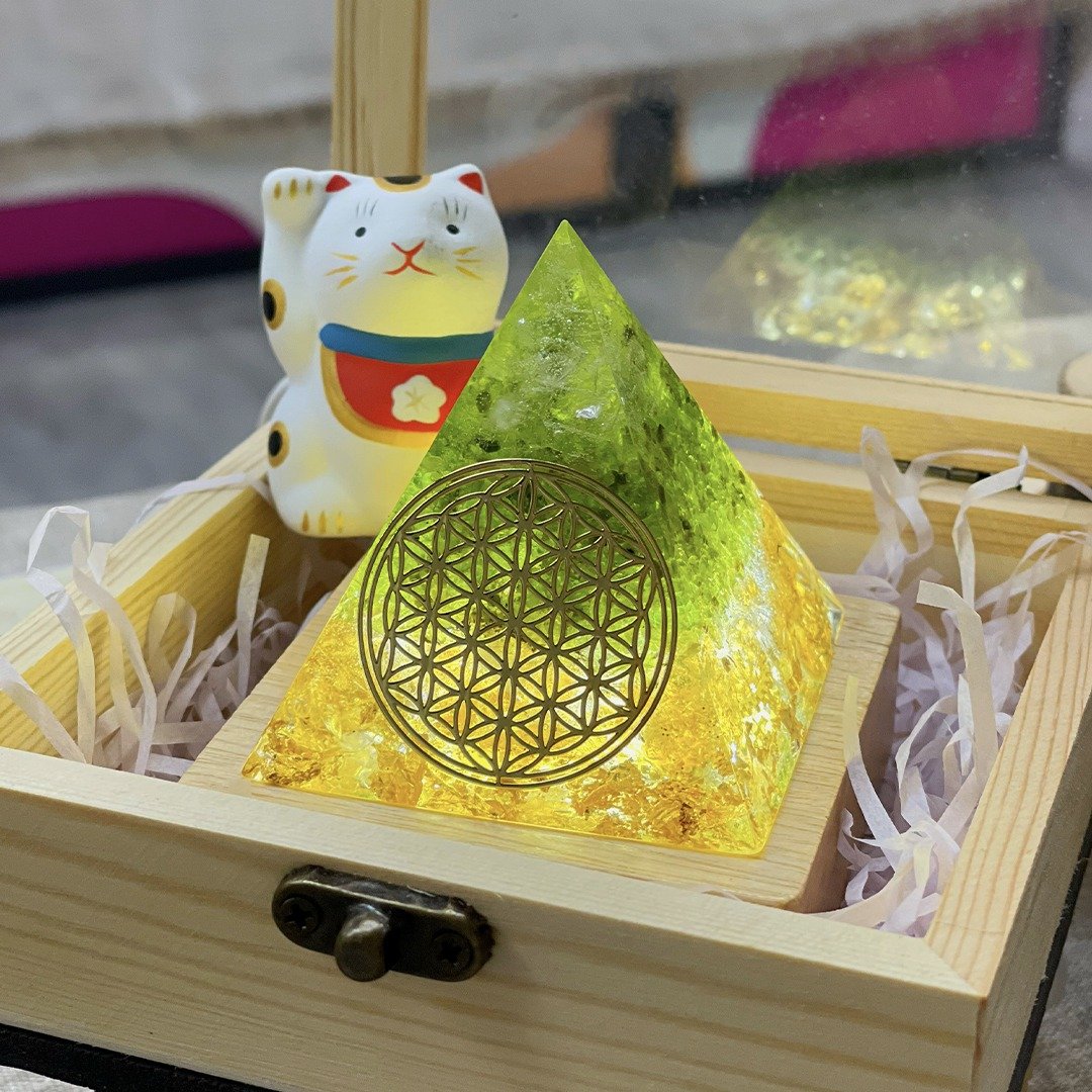【白水晶+橄榄石+黄水晶】奥根能量塔Orgonite (6cm/5cm) - 摆饰 - 水晶 绿色