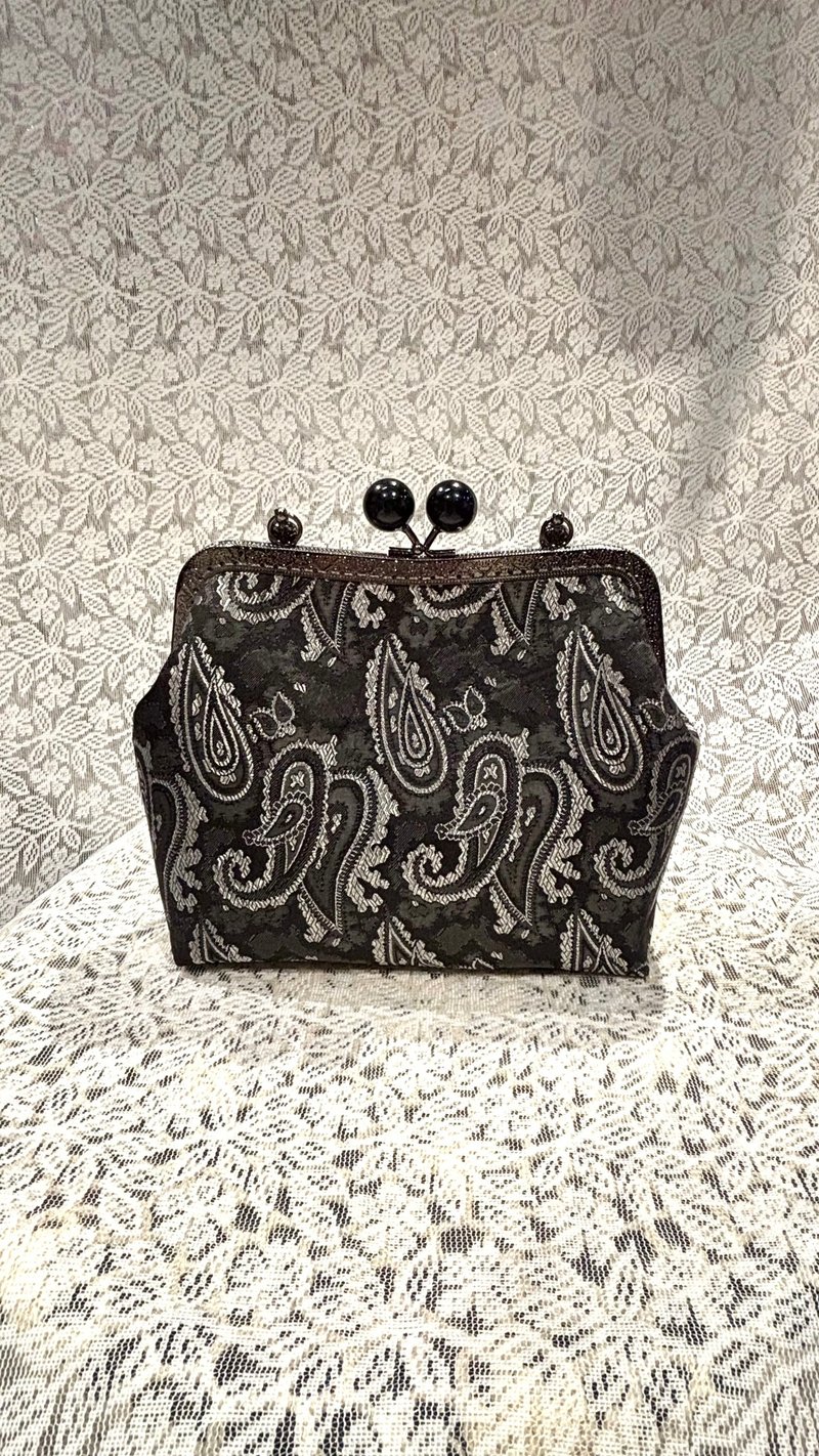 MBC 人手制 20cm M型手挽 口金 黑银色 腰果花 - 侧背包/斜挎包 - 棉．麻 黑色