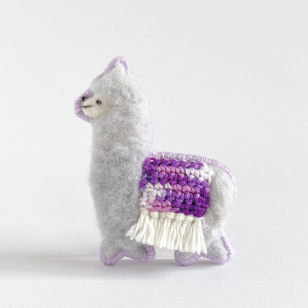 Run Run Alpaca Brooch gray x purple - 胸针 - 羊毛 紫色
