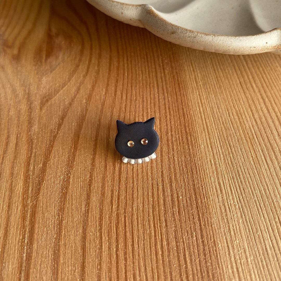 \单支贩售/猫咪系列【Kuro】耳针/耳夹 搭配水钻与小玻璃珠 - 耳环/耳夹 - 粘土 黑色