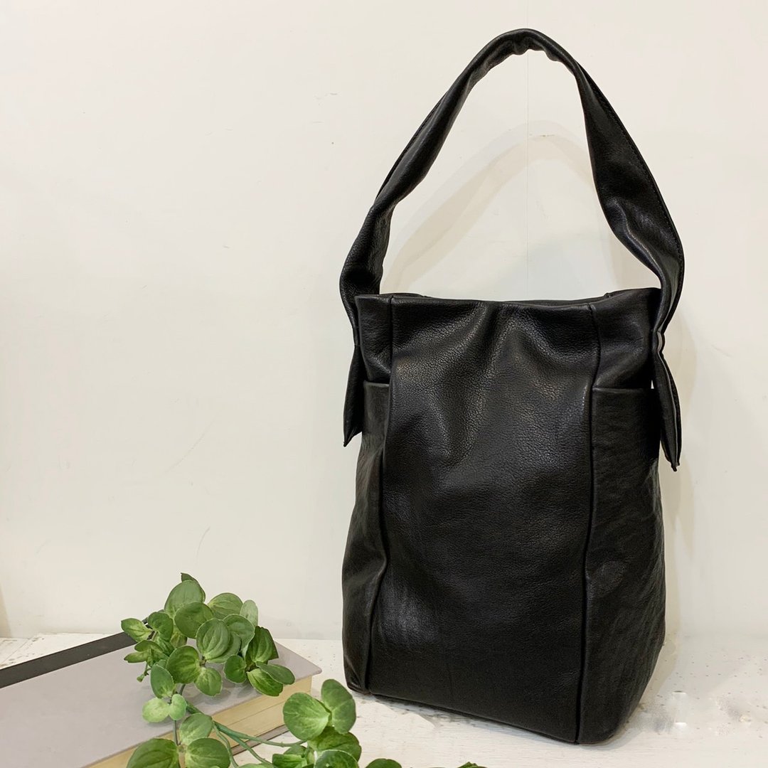 Cowhide vertical one-handle bag S size - 手提包/手提袋 - 真皮 黑色