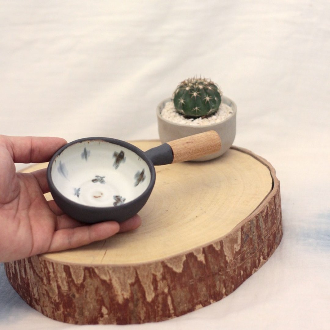 3.2.6. studio: Handmade ceramic tree bowl with wooden handle. - 花瓶/陶器 - 陶 黑色