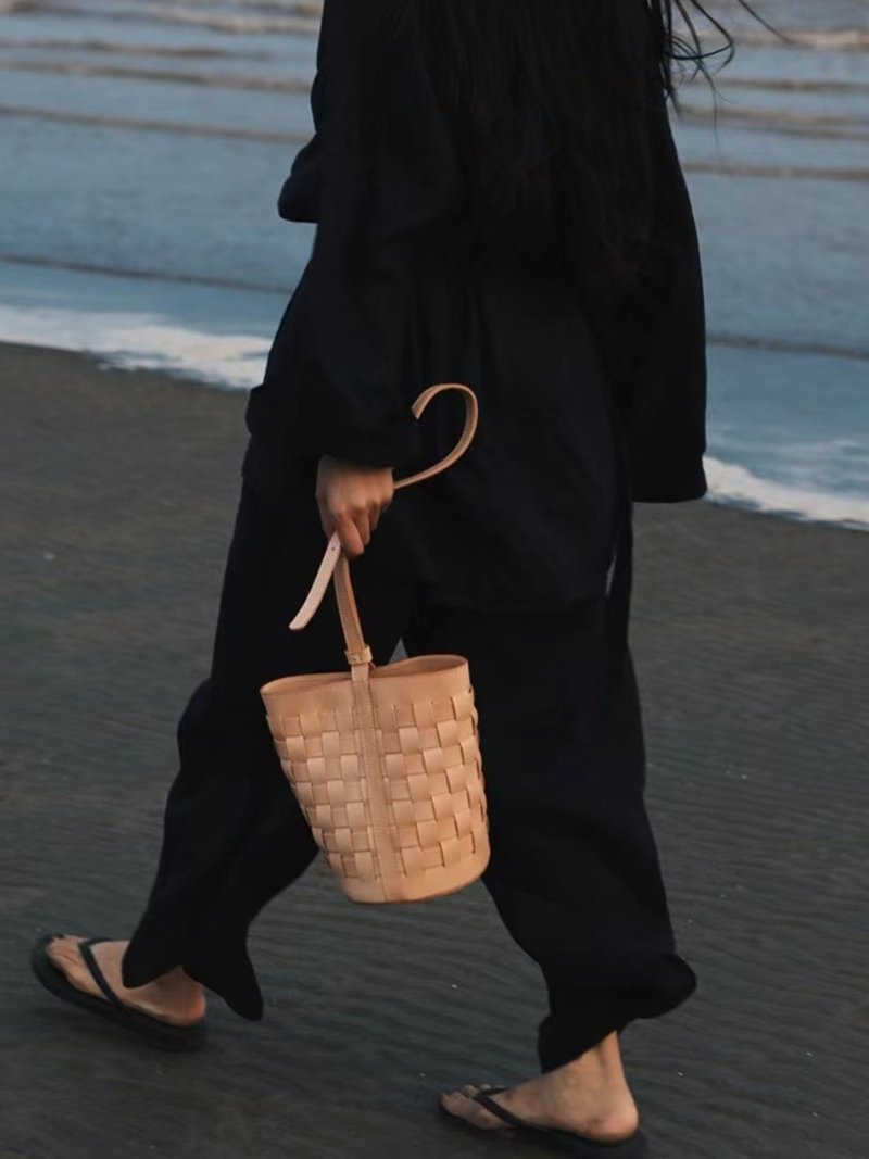 JOYDIVISION编织真皮手工水桶包设计单肩斜挎女士女士复古简约包 - 侧背包/斜挎包 - 真皮 多色