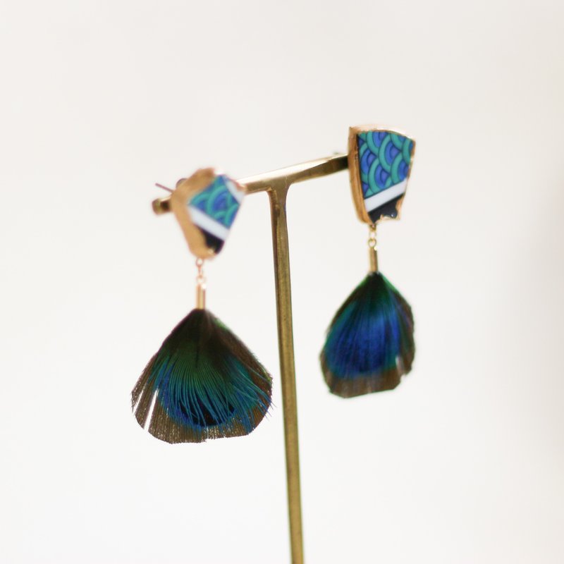 Made-to-order Imari ware Kintsugi Earrings / Blue feather Traditional crafts Ceramics - 耳环/耳夹 - 瓷 蓝色