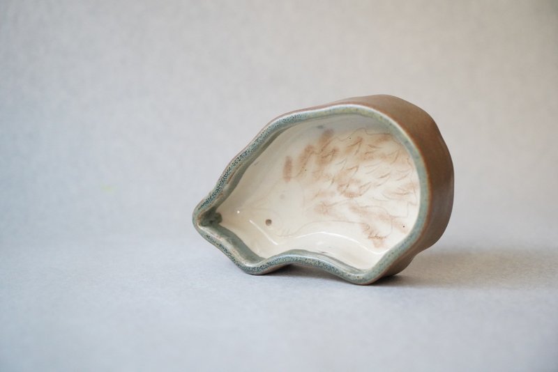 • 米粒出陶中 • 087 针鼹造访 - 针鼹线香盘 - 香薰/精油/线香 - 陶 多色