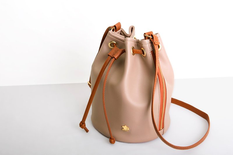 保证不脱皮-一年保固-台湾制作-纯素皮革－轻巧水桶包-拿铁色 - 侧背包/斜挎包 - 乳胶 卡其色