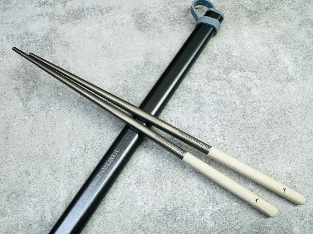 文博会新品【特殊联名款】温纹陶工艺 X 有猫氏 联名喵钛对筷 - 筷子/筷架 - 其他金属 卡其色