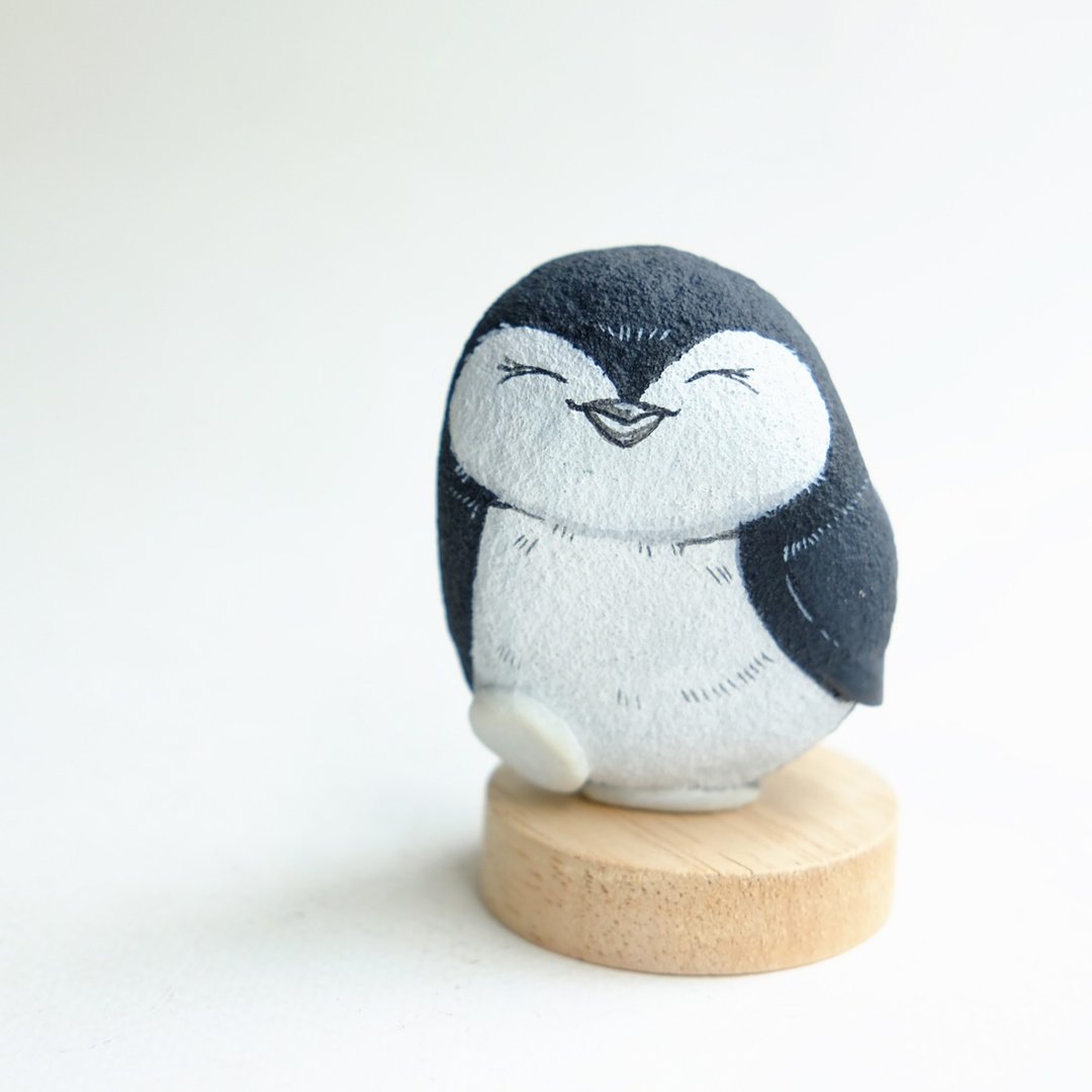 Penguin stone painting original art. - 摆饰 - 石头 粉红色