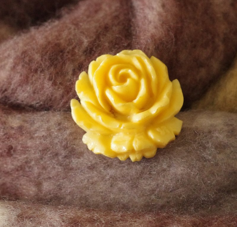 老又好古董珠宝 法国制老塑料玫瑰花朵别针胸针 B2022 - 胸针 - 其他金属 金色