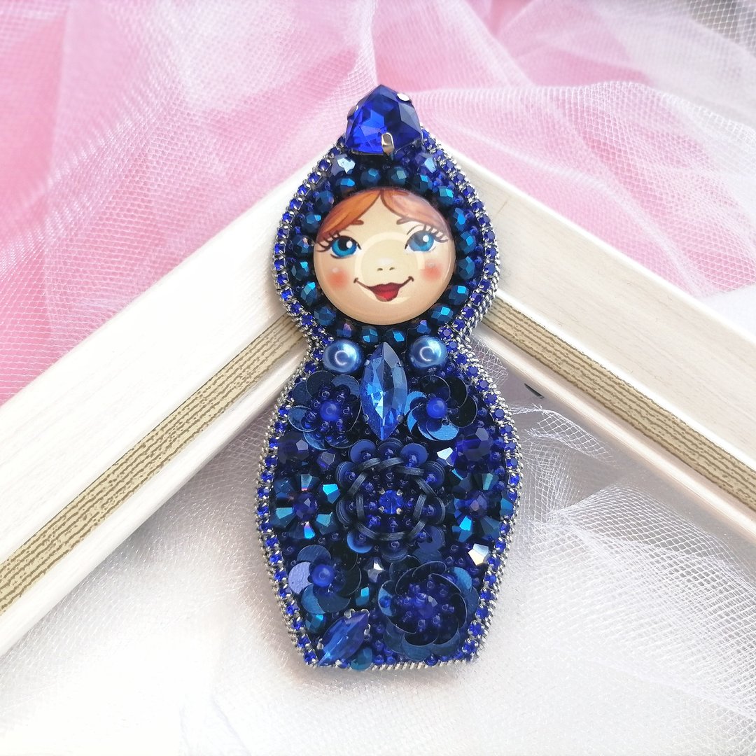 Matryoshka brooch, matryoshka doll, matryoshka pin, embroidered brooch, brooch - 胸针 - 其他金属 蓝色