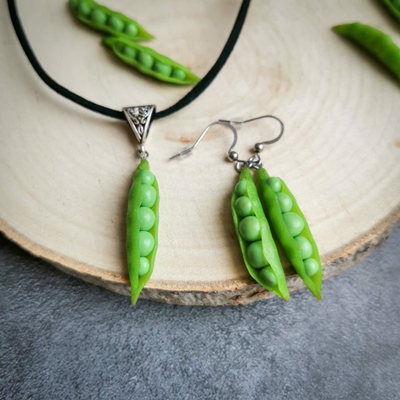 Green peas earrings and necklace are vegan cottagecore, funny, quirky, weird - 耳环/耳夹 - 粘土 绿色