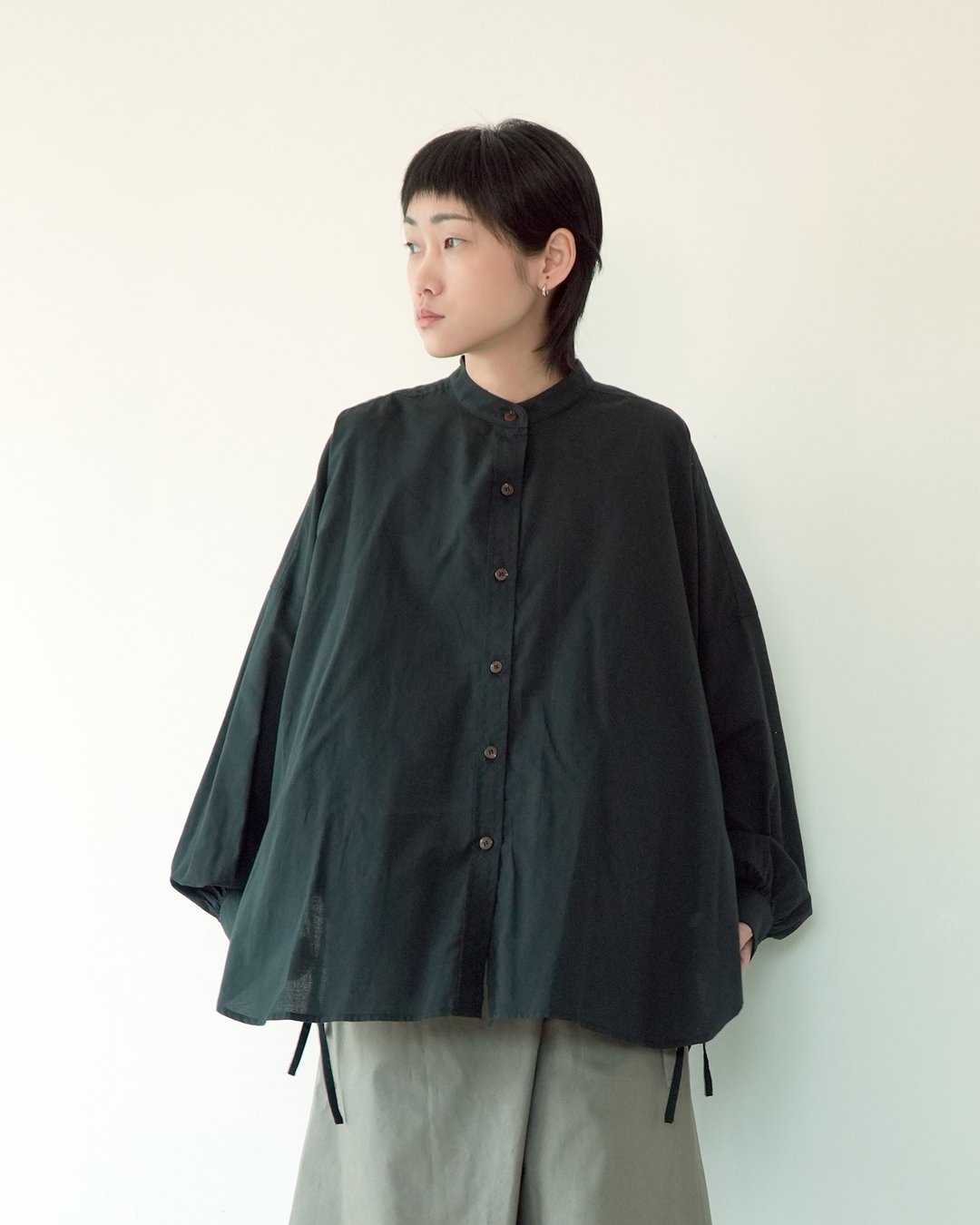 川 衣 WEAR BEING  两侧下摆绑带衬衫 黑色 - 女装衬衫 - 棉．麻 黑色