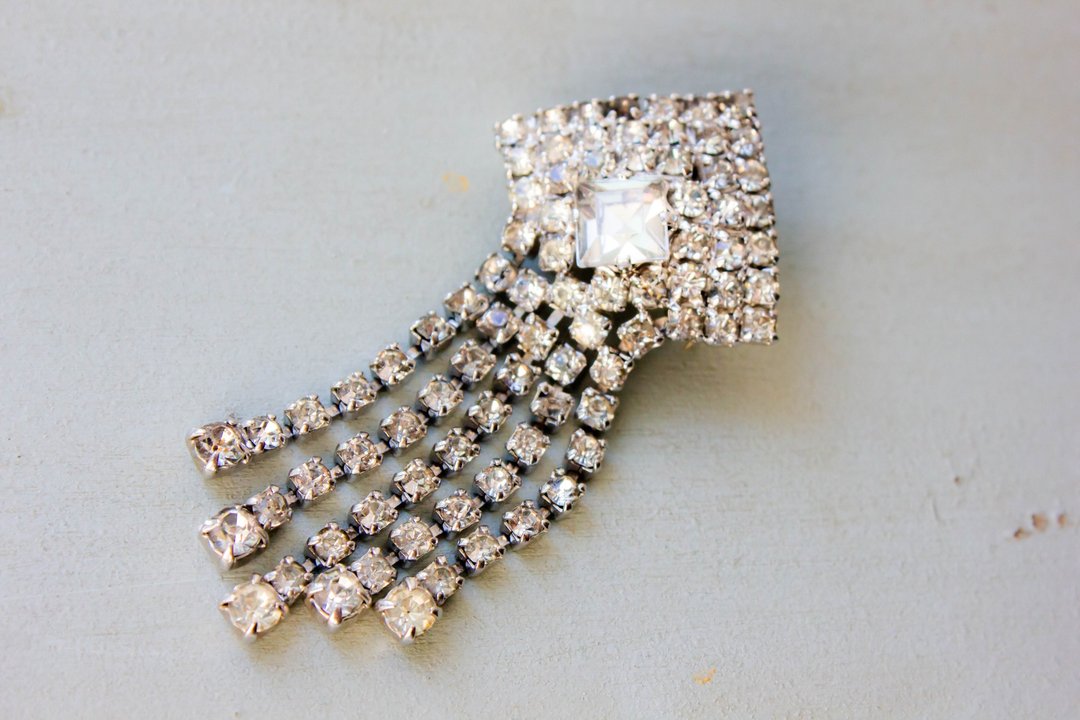 Vintage crystal elegant brooch Ornate dangle brooch pin - 胸针 - 其他材质 银色