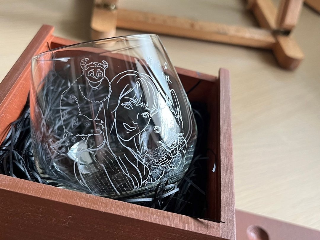 【定制化礼物】单人插画 宠物插画 玻璃杯 雕刻 水杯 酒杯 生日礼 - 订制画像 - 玻璃 透明