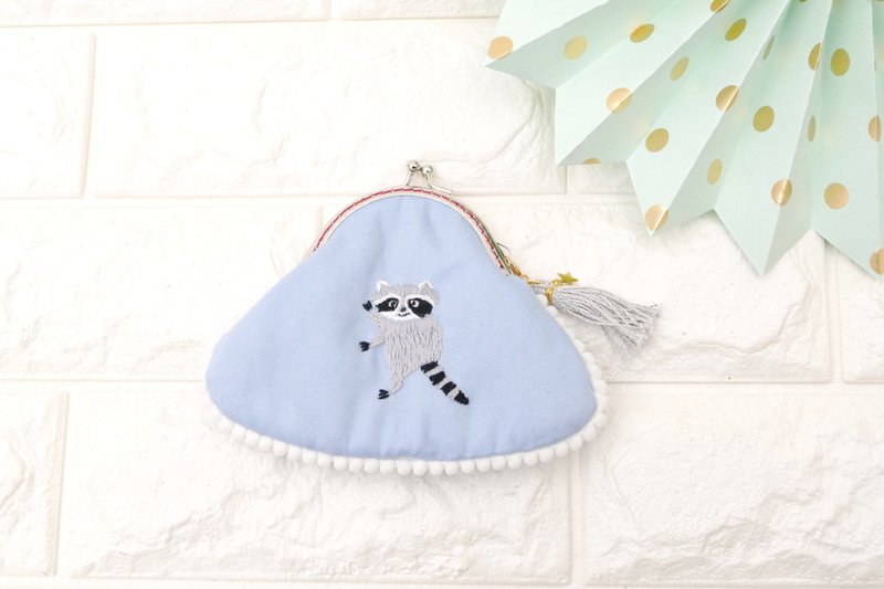 Embroidered raccoon - 化妆包/杂物包 - 棉．麻 蓝色