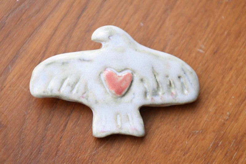 【快速出货】丑萌当道可爱浮雕老鹰手捏陶胸针背面可滴精油当扩香 - 胸针 - 陶 白色