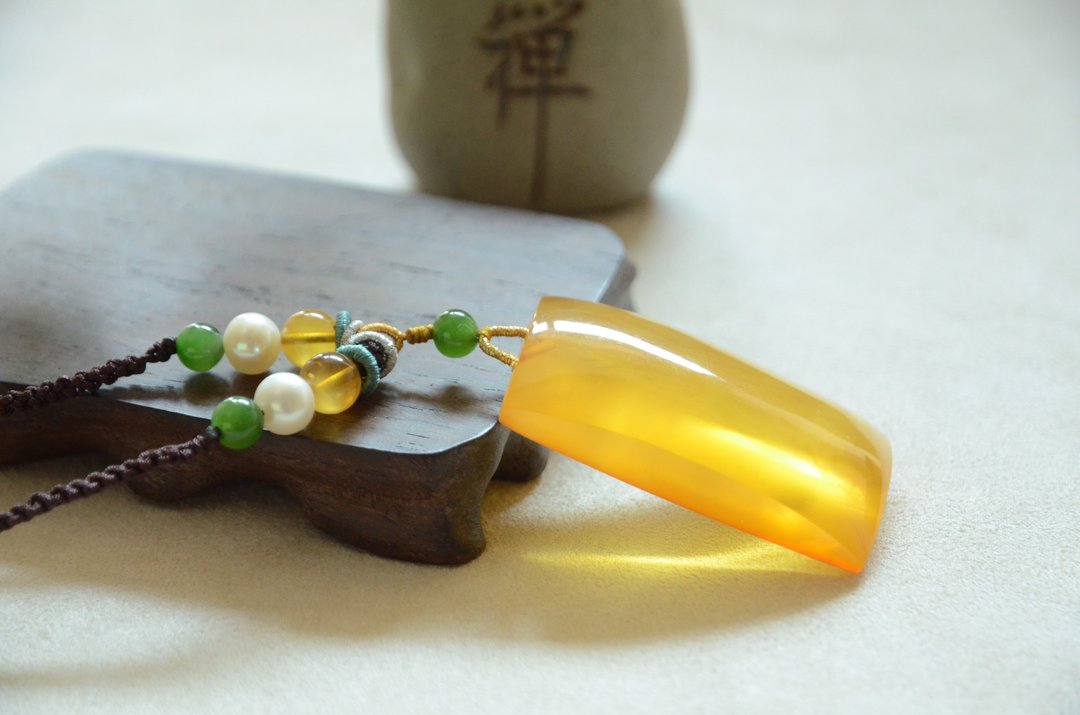 【月卷林疏】天然有机宝石琥珀金绞蜜平安无事牌项链 - 项链 - 宝石 