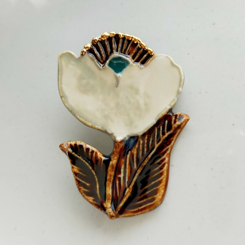 大朵花系列 B 白色 手作陶艺胸针 - 胸针 - 陶 咖啡色