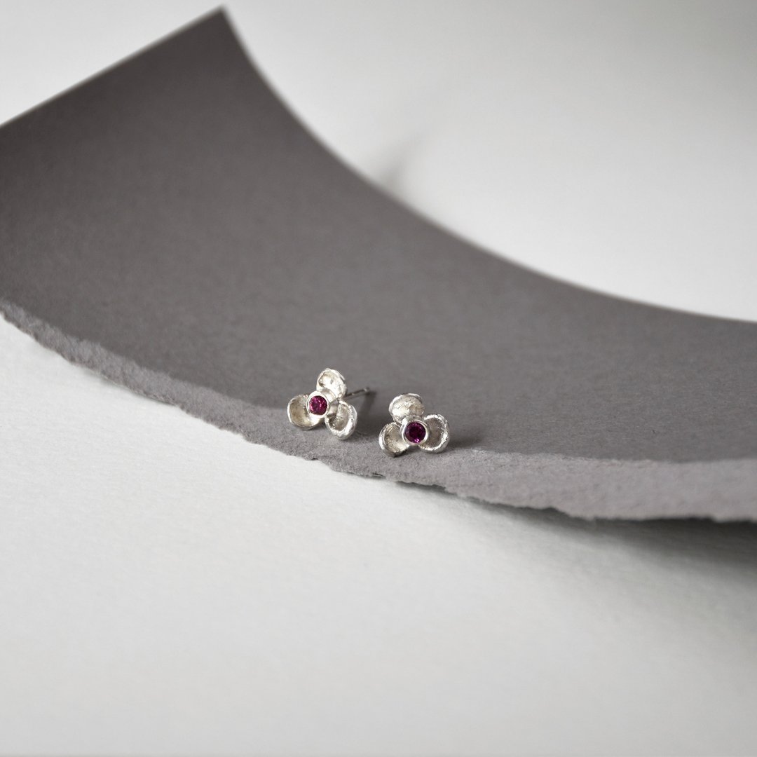 手制花朵造型石榴石925银耳钉耳环 // 天然宝石 // 一月份生日石 - 耳环/耳夹 - 宝石 红色