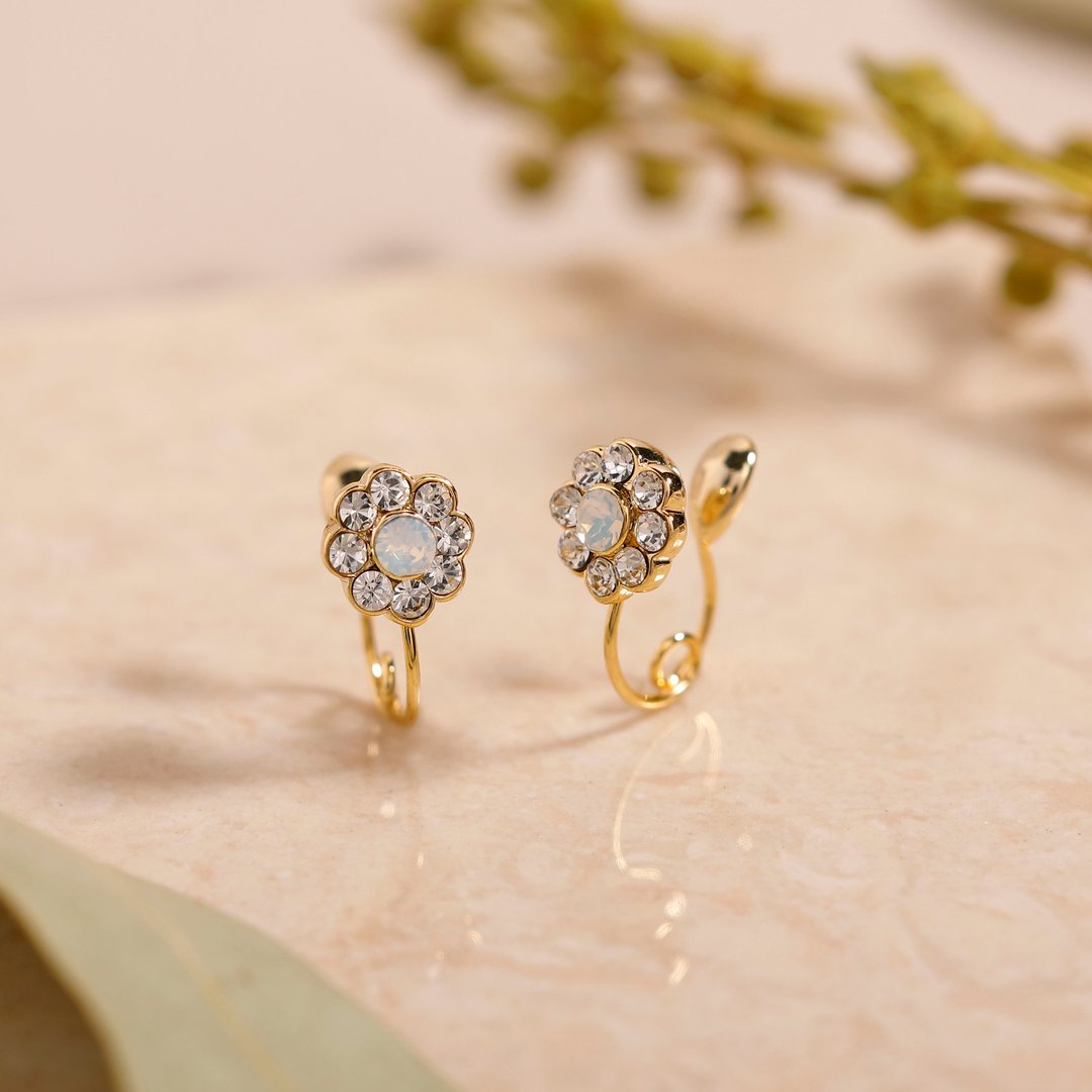 【Pinkoi独家商品】sparkling flower loop-fit earring WH 闪耀花朵无痛贴合式耳夹 白色 - 耳环/耳夹 - 其他金属 白色