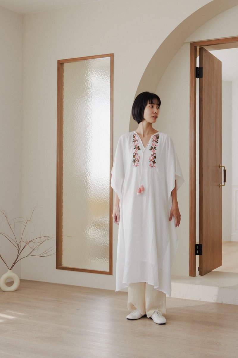 前绑带短袖刺绣立体织纹洋装_白(有内里) - 洋装/连衣裙 - 棉．麻 白色