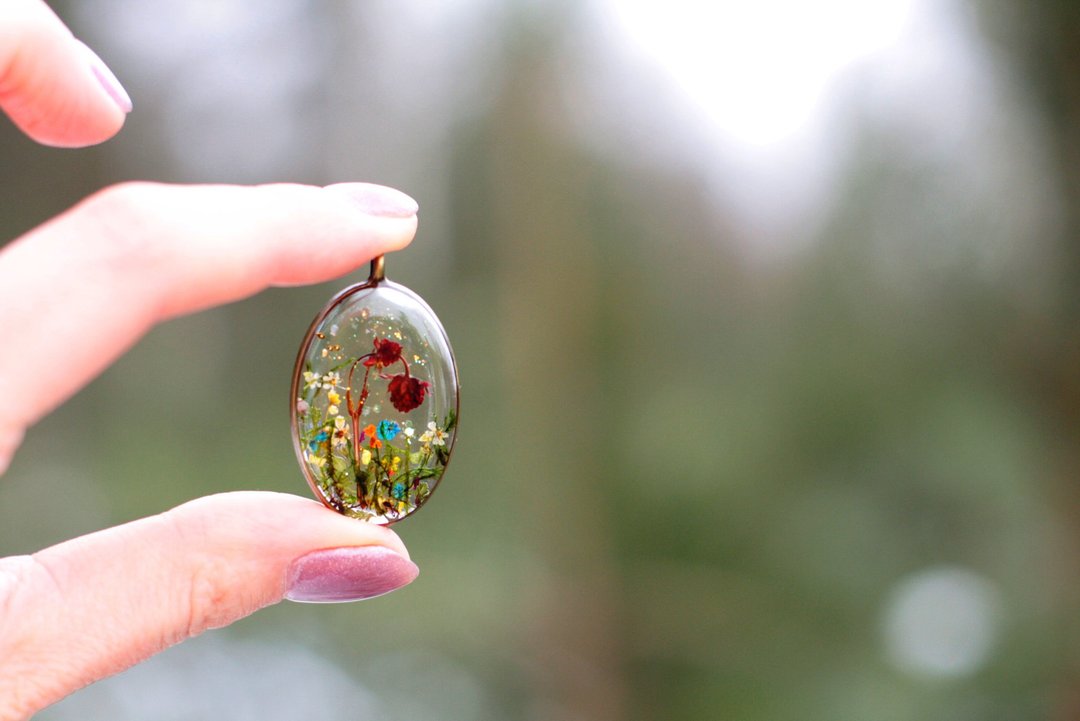 Real wild strawberry necklace. Green witch aesthetic gift. Woodland gift idea - 项链 - 其他材质 