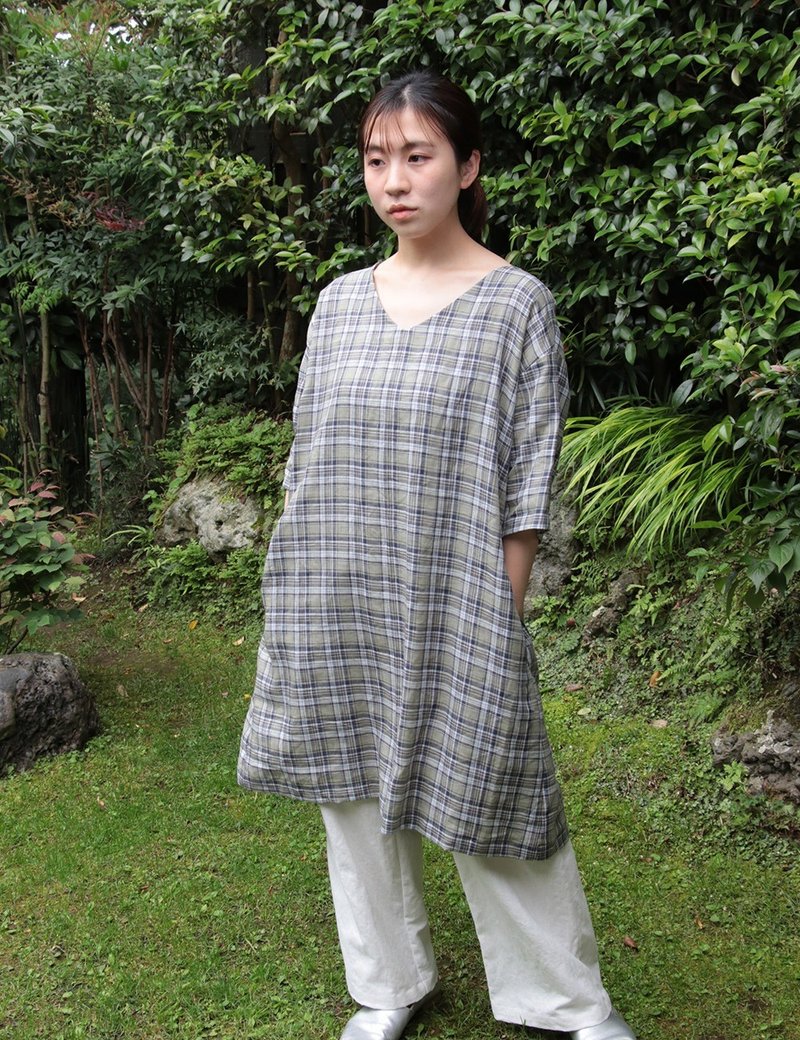 Hemp check 3/4 sleeve V-neck dress - 洋装/连衣裙 - 棉．麻 