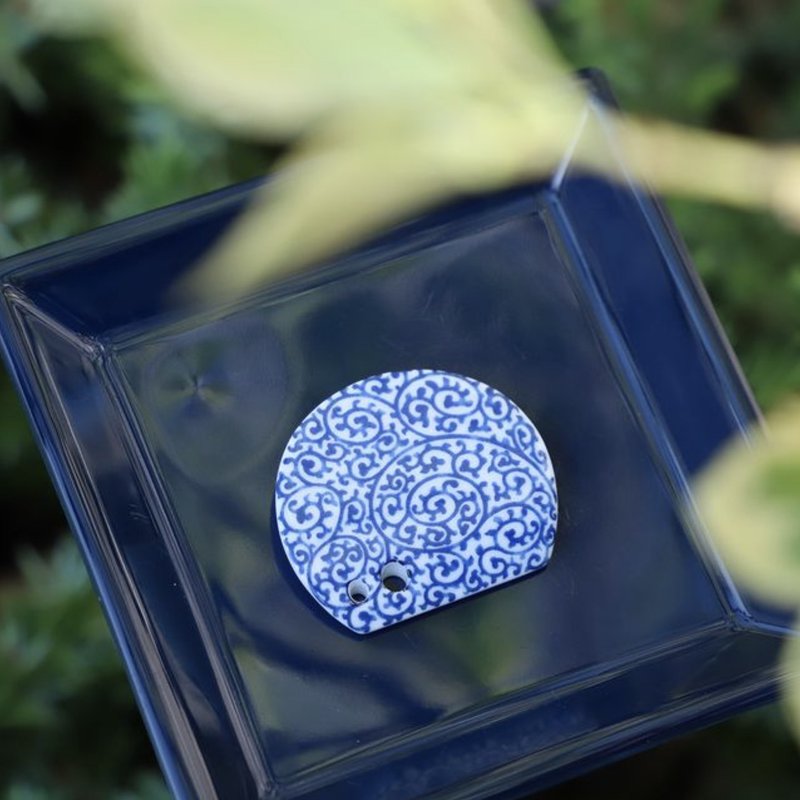 松荣堂新款香立  唐草纹 半圆形双孔香立 日本制瓷器 - 香薰/精油/线香 - 瓷 