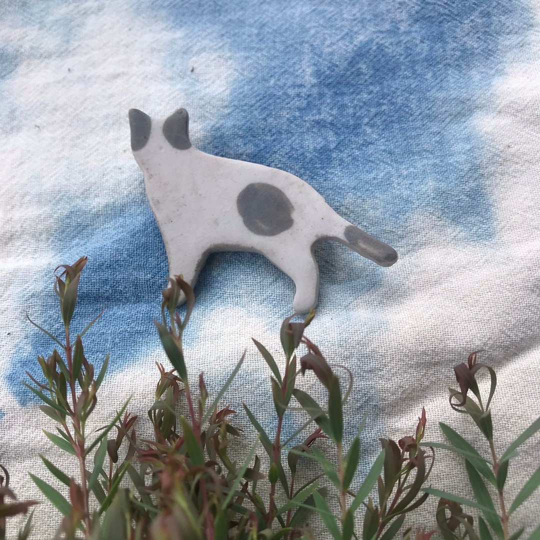Gray and white Cat  / ceramic brooch / handmade - 胸针 - 陶 白色