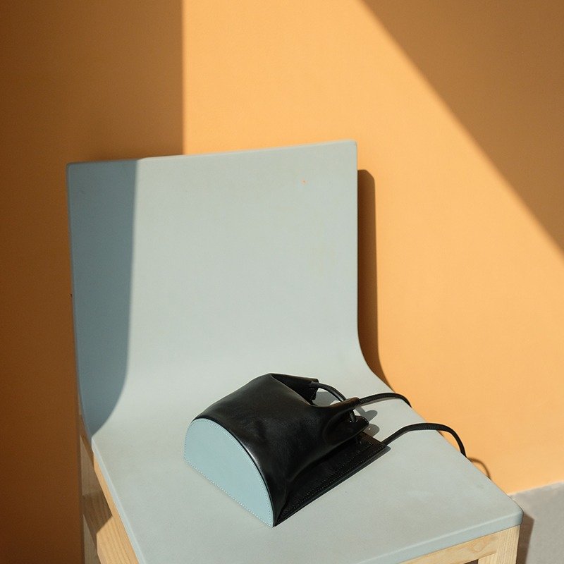 TREBLE Z / DOUBLE系列原創設計真皮半圓水桶包單肩包 黑色 - 侧背包/斜挎包 - 真皮 黑色