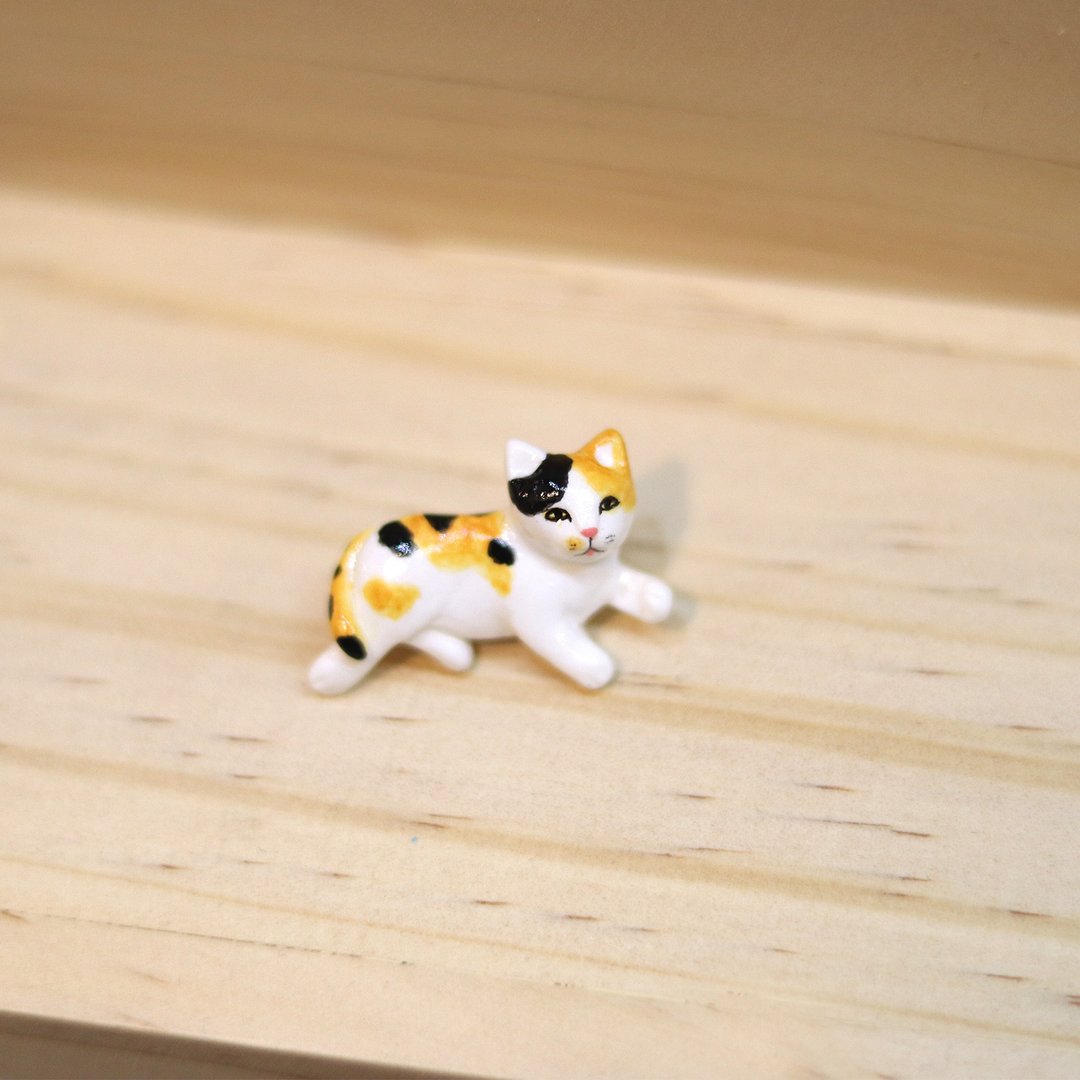 Calico cat laying down brooch, Calico cat brooch, Calico cat pin - 胸针 - 粘土 多色