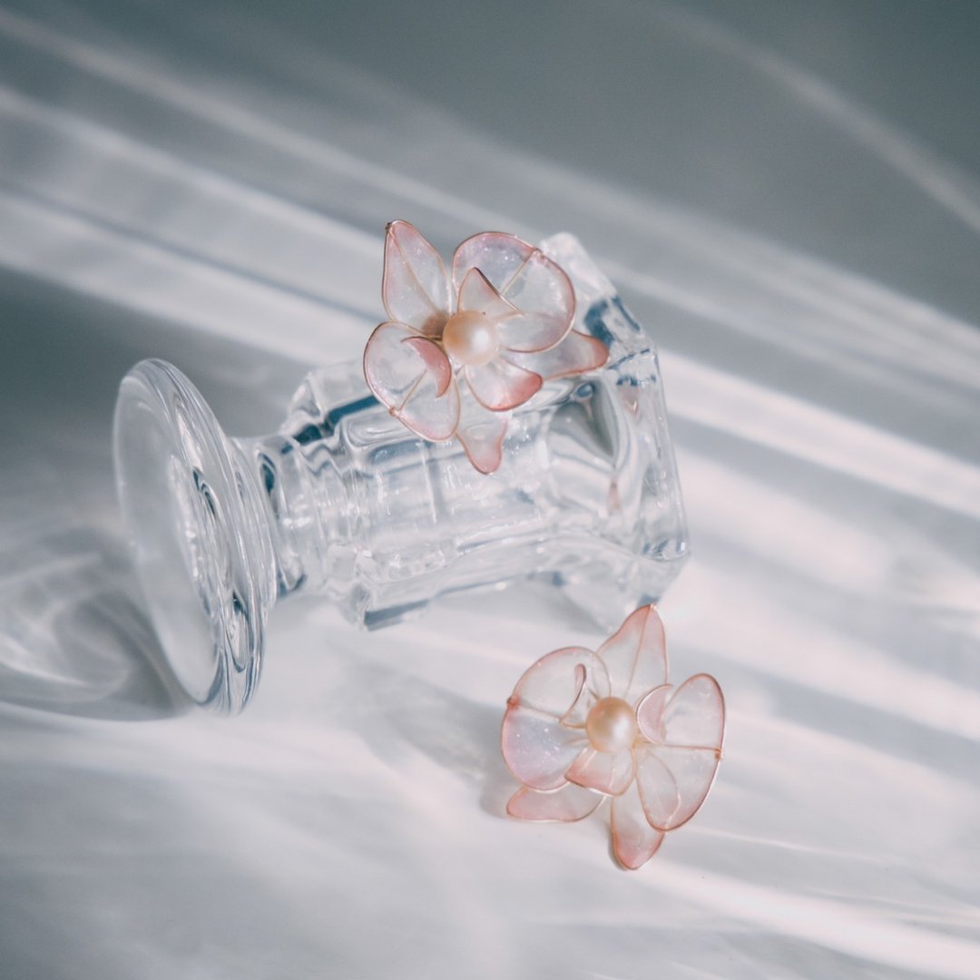 【蝴蝶兰-樱花粉】贴耳耳环 | 水晶花饰品 | 新娘饰品 | 交换礼物 - 耳环/耳夹 - 树脂 粉红色