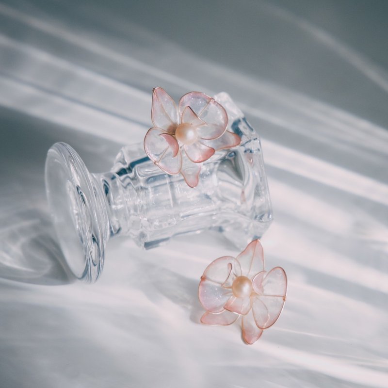 【蝴蝶兰-樱花粉】贴耳耳环 | 水晶花饰品 | 新娘饰品 | 交换礼物 - 耳环/耳夹 - 树脂 粉红色