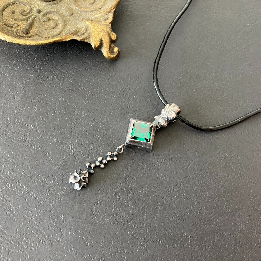 Zirconia / leather square green necklace silver - 项链 - 其他金属 绿色