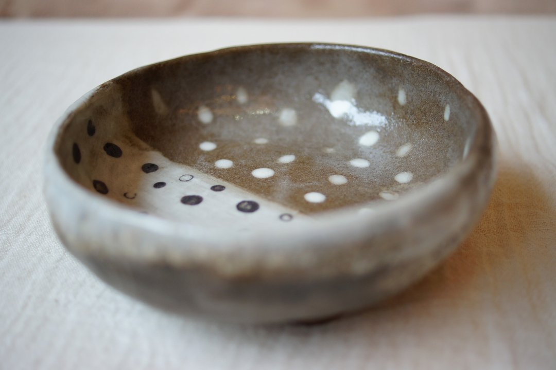 手捏圆钵 分界   Ø11cm  圆皿  浅钵 酱料碟 饰品盘 陶盘 - 摆饰 - 陶 咖啡色