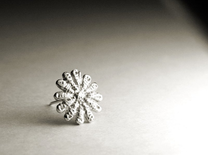 蕾丝花朵造型纯银耳环(单支/一对) - 耳环/耳夹 - 其他金属 银色