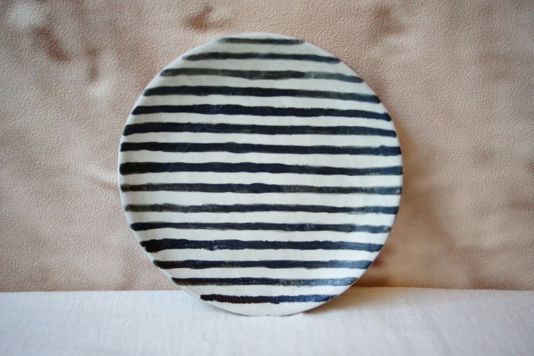 手捏粉引 简约黑白线条 点心盘 Ø13.5 cm 蛋糕盘 骨盘 - 盘子/餐盘/盘架 - 陶 黑色