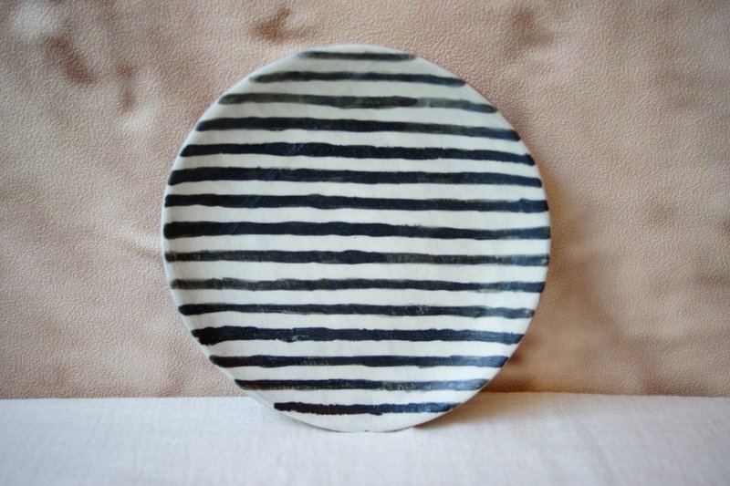 手捏粉引 简约黑白线条 点心盘 Ø13.5 cm 蛋糕盘 骨盘 - 盘子/餐盘/盘架 - 陶 黑色