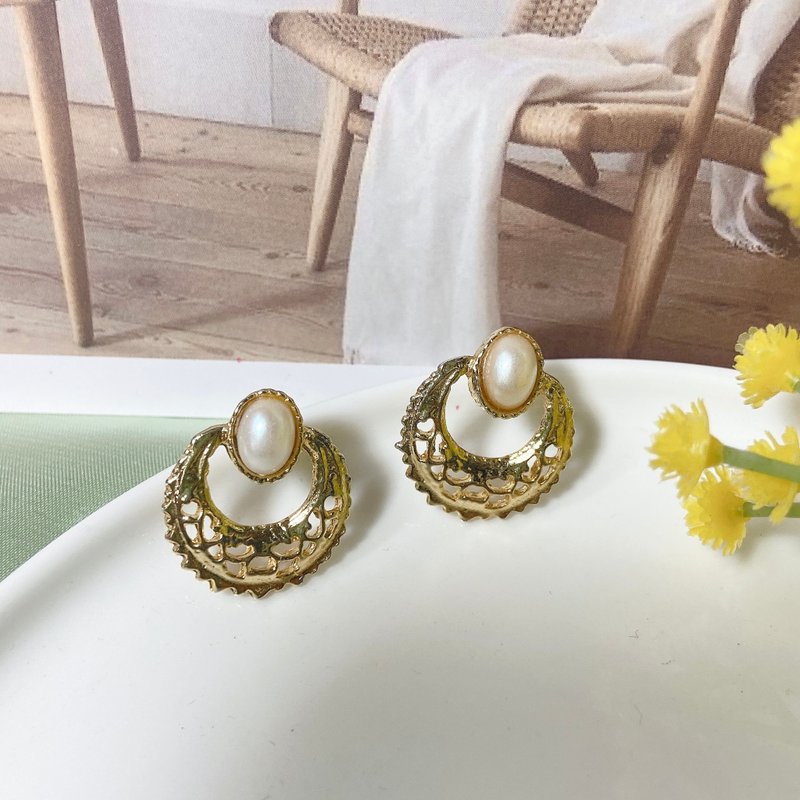 【西洋古董饰品】柔美线条感篓空工艺 珍珠感镶嵌 耳环 耳针 - 耳环/耳夹 - 贵金属 金色