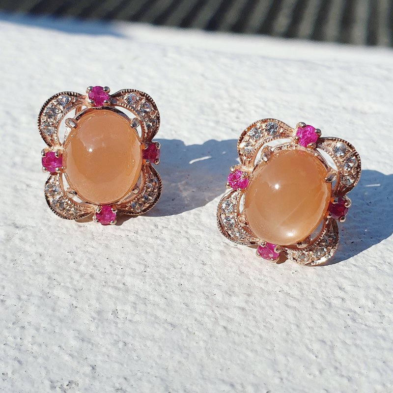 Peach moonstone earrings with rubies and white topaz - 耳环/耳夹 - 宝石 多色