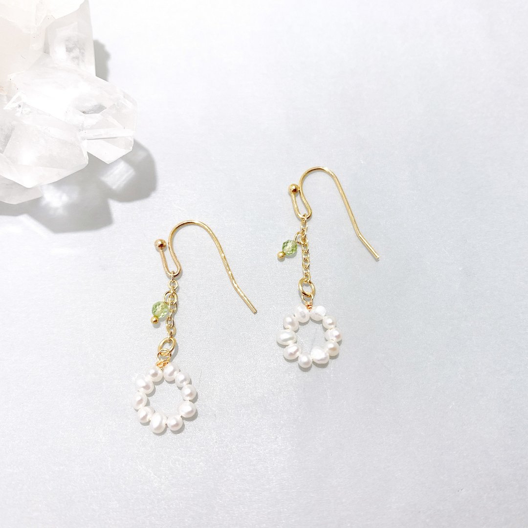 Ops pearl Peridot earrings- 橄榄石/铜包金/细致/珍珠/耳环 - 耳环/耳夹 - 铜/黄铜 白色