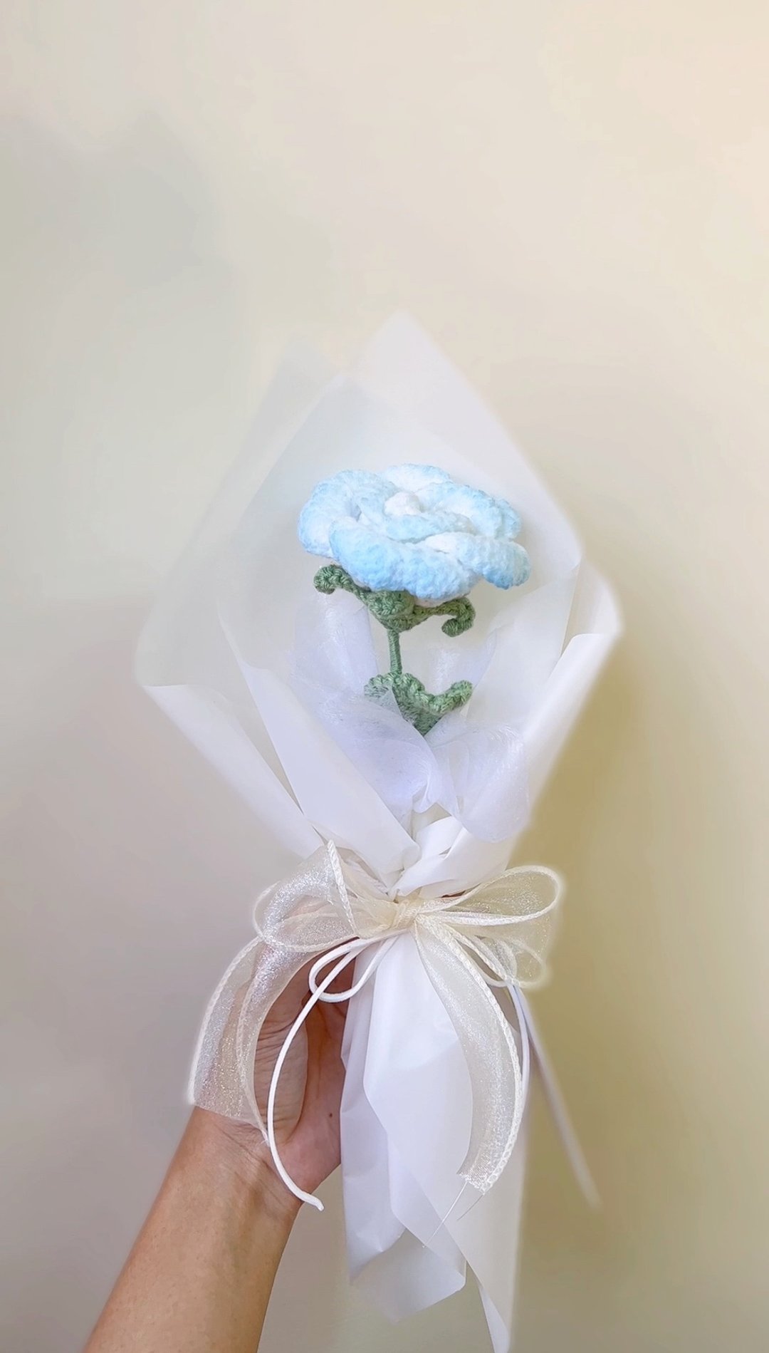 手工针织花束【碎冰蓝玫瑰】玫瑰花  编织花 情人节 情人节花束 - 干燥花/捧花 - 棉．麻 白色