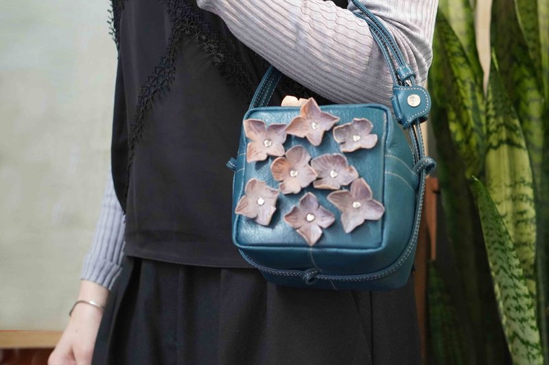 AJISAI-LEATHER 花朵蓝色・方形斜背包・内附钥匙圈・极致轻盈 - 侧背包/斜挎包 - 真皮 蓝色