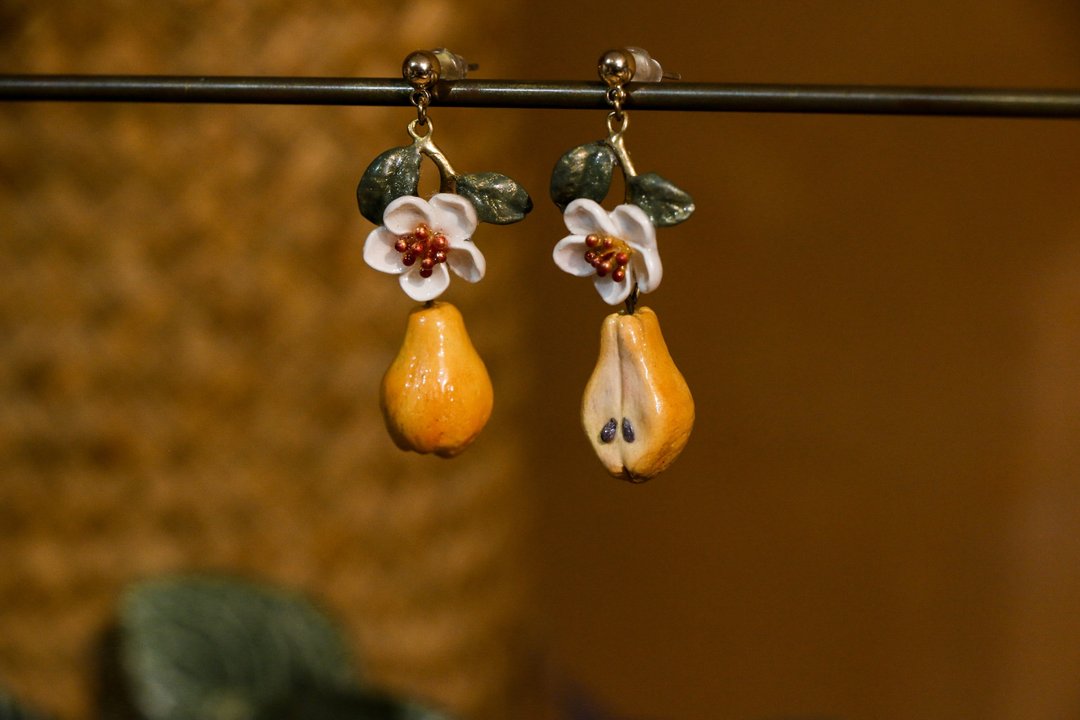 油彩西洋梨 花草 水果系列 耳环 垂坠式 陶 手作 姿婷 TzuTing - 耳环/耳夹 - 陶 橘色