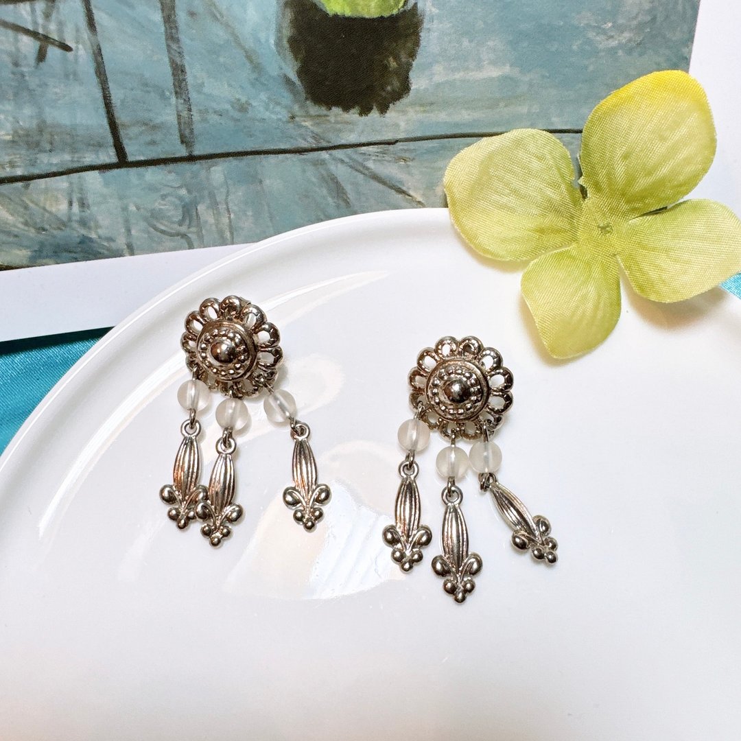 【西洋古董饰品】雕花花朵 雅致垂坠摆荡 洛可可银 珠珠耳环 耳针 - 耳环/耳夹 - 贵金属 银色